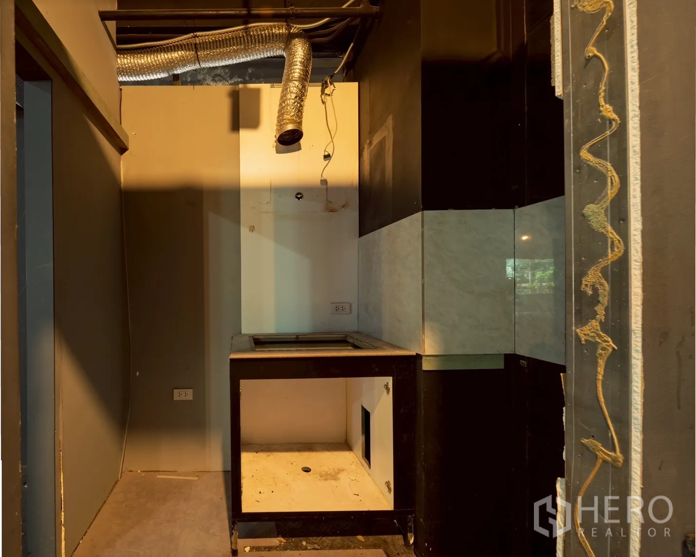 Retail Space for rent in Watthana, Bangkok - Utility nook with ventilation ducting and service counter awaiting installation.