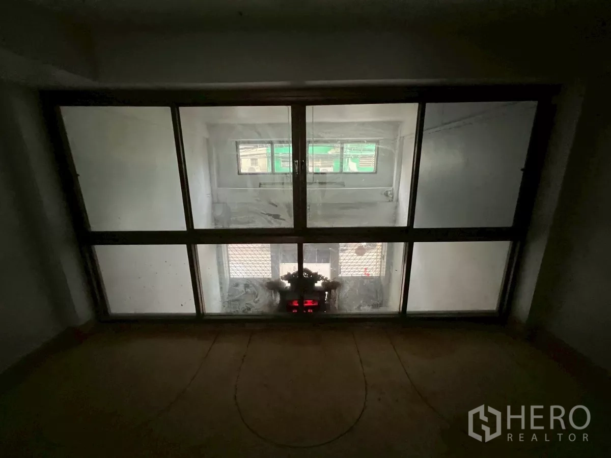 店屋 出租在Khlong Toei, Bangkok - 室内正面大面积磨砂窗，提供自然采光。