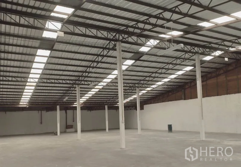 工厂 出租在Bang Pakong, Chachoengsao - 工厂内部空间宽敞，钢桁架屋顶配采光带，混凝土地面与承重立柱。