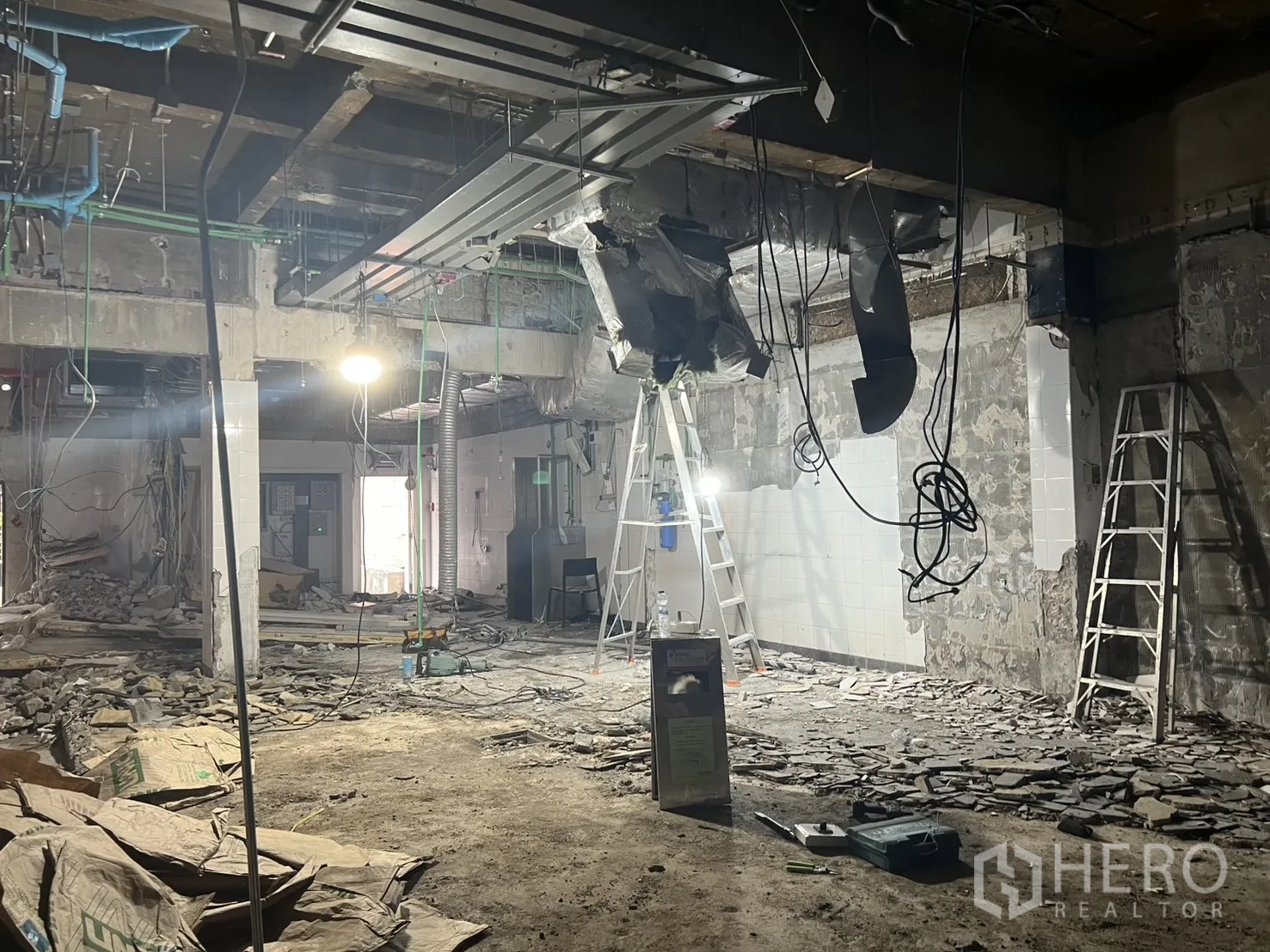 店屋 出租在Bang Rak, Bangkok - 宽阔的拆除空间，悬挂电缆、梯子与工作灯