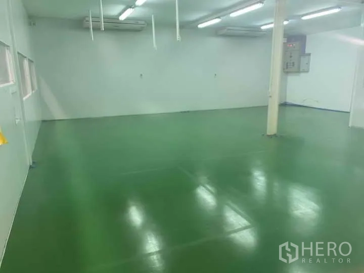 Factory for rent or sale in Bang Yai, Nonthaburi - Clean room with epoxy flooring, bright lighting and wall-mounted air conditioners.