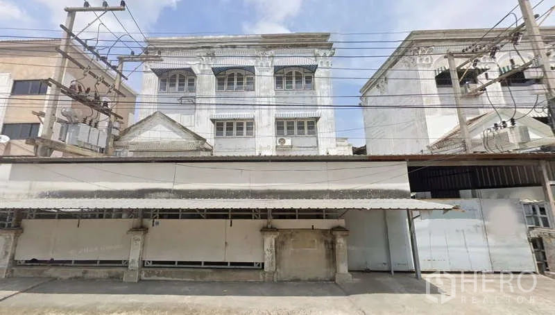 Factory for rent or sale in Krathum Baen, Samut Sakhon - Front gate and covered loading canopy of the factory with attached multi-storey office.