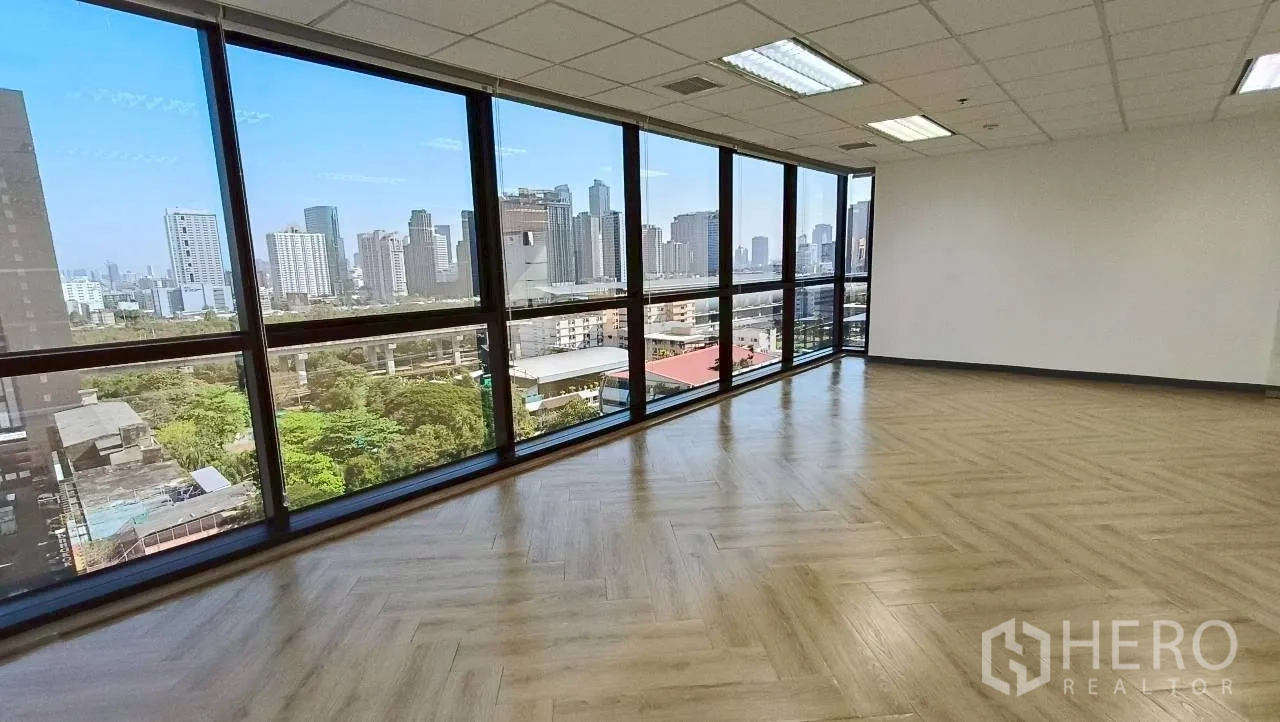 办公空间 for rent in Ratchathewi, Bangkok - 角落办公室，落地玻璃与曼谷天际线景观，鱼骨拼木地板