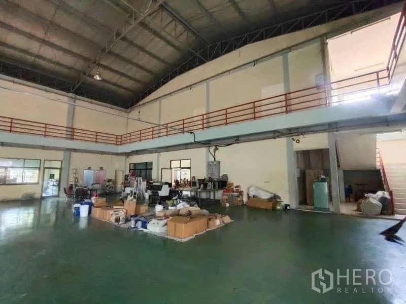 货栈 出售在Khlong Toei, Bangkok - 底层仓储区，设夹层步道、楼梯及设备存放区。