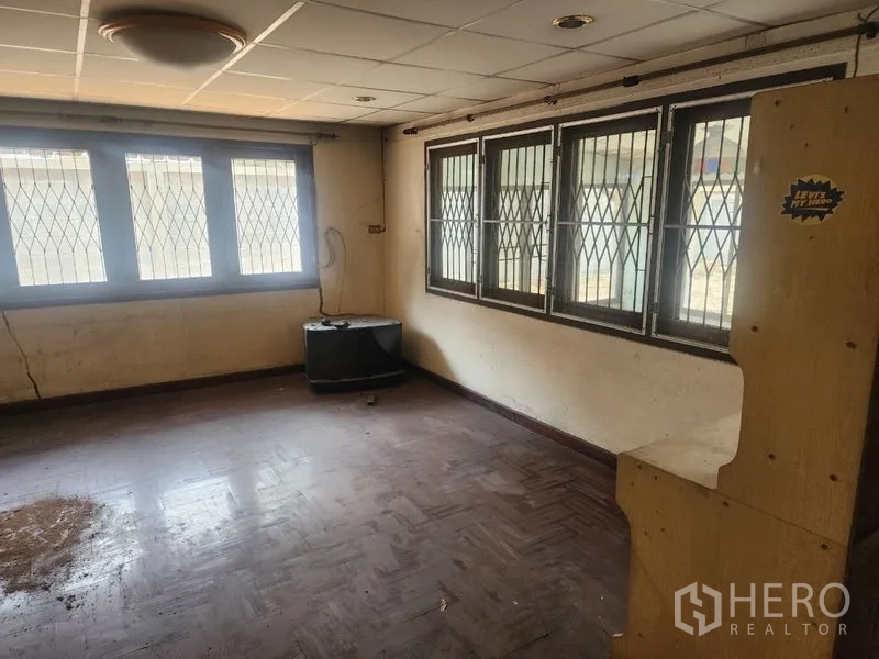 Detached House for rent in Watthana, Bangkok - Upstairs room with parquet wood floor and barred windows, in original condition.