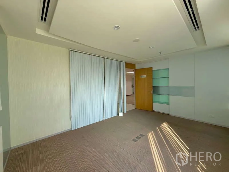 สำนักงาน ให้เช่าในChatuchak, Bangkok - ห้องประชุมปูพรม มู่ลี่แนวตั้ง และฉากกั้นบานเลื่อน