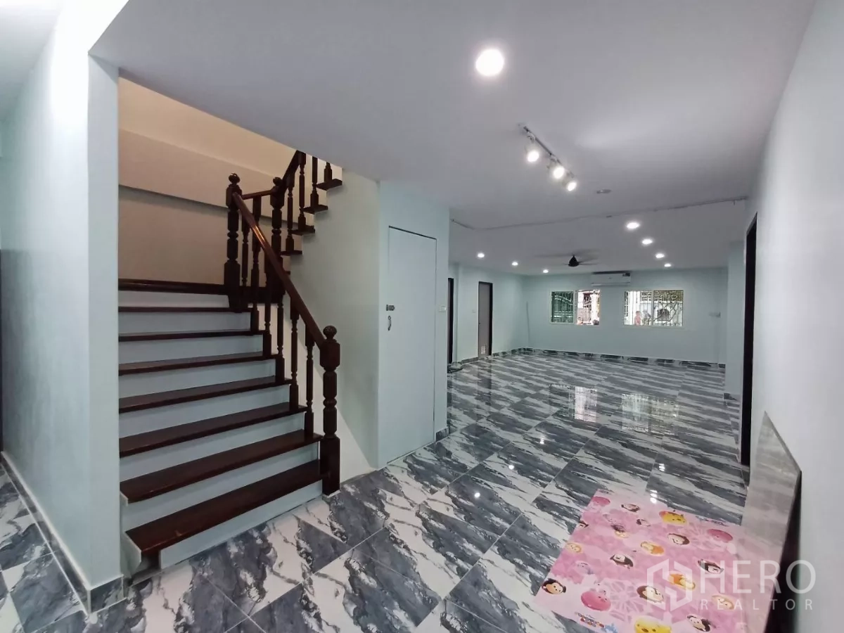 带办公室的家 出租在Phra Khanong, Bangkok - 一层开放式空间，亮面地砖与木楼梯。