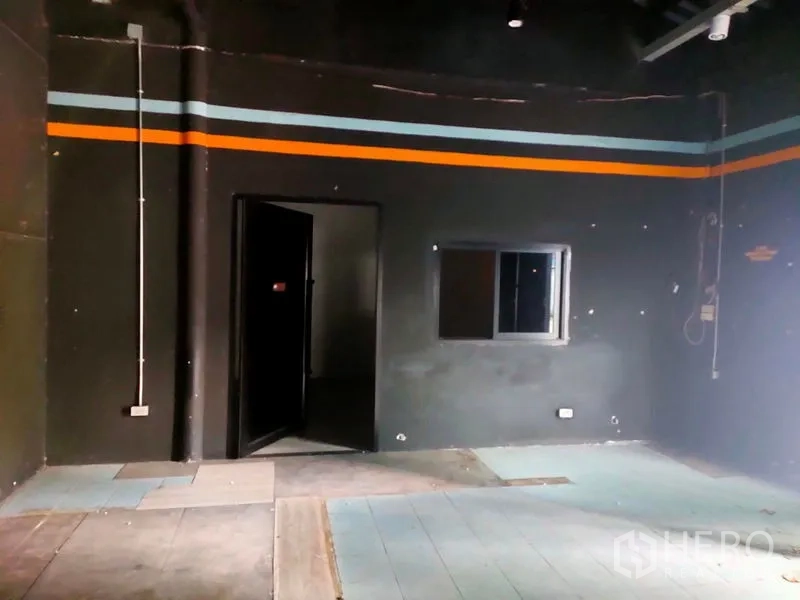货栈 出租在Suan Luang, Bangkok - 室内角落设有小型办公室与窗户，电线管明装。