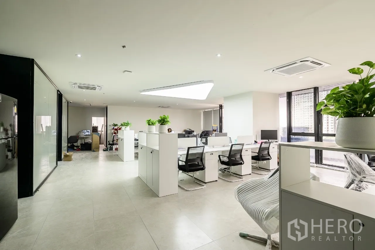Office Space for rent or sale in Huai Khwang, Bangkok - Spacious open-plan office with windows and central workstation islands.