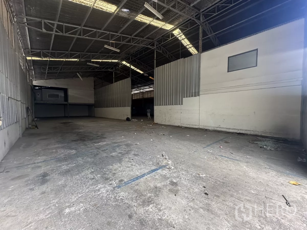 Warehouse for rent in Suan Luang, Bangkok - Wide production area with partial partitions and skylight roof panels.