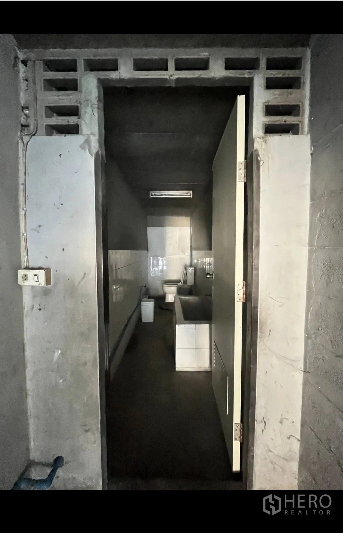 Warehouse for rent in Chatuchak, Bangkok - Basic restroom with toilet and wash area inside the warehouse.