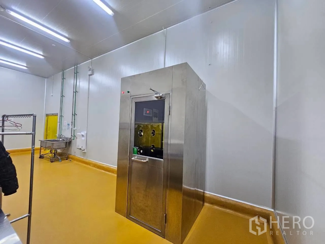 Factory for rent in Mueang Samut Sakhon, Samut Sakhon - Stainless industrial cabinet machine in a clean processing room.