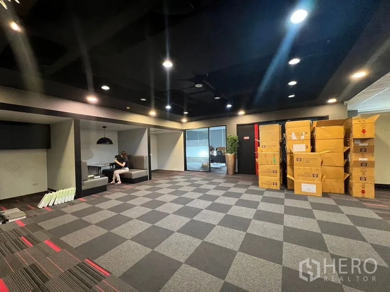 Office Space for rent in Huai Khwang, Bangkok - Open lobby space with alcove seating, carpet tiles and storage boxes.