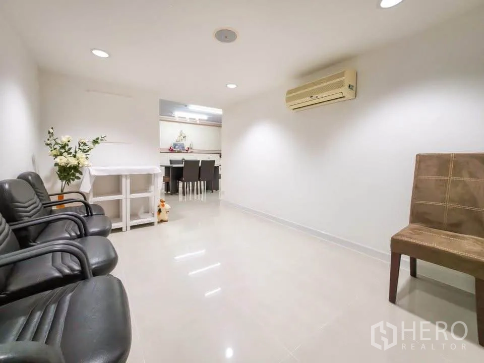 Office Space for rent in Khlong Toei, Bangkok - Reception or waiting area with chairs, glossy flooring and split-type air conditioner.