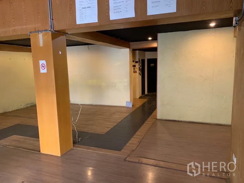 店屋 出租在Watthana, Bangkok - 宽阔展示区，拼色地面并通向铺位后场。