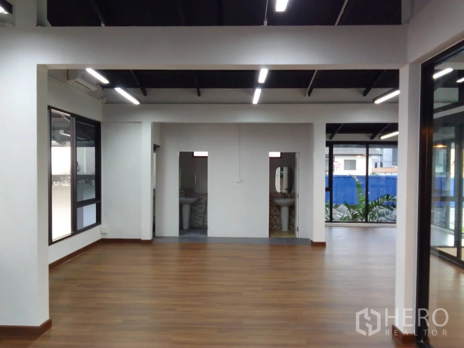 สำนักงานที่บ้าน ให้เช่าในWang Thonglang, Bangkok - ชั้นบนแบบโอเพนสเปซ พื้นไม้ ไฟเส้น LED และมีห้องน้ำ
