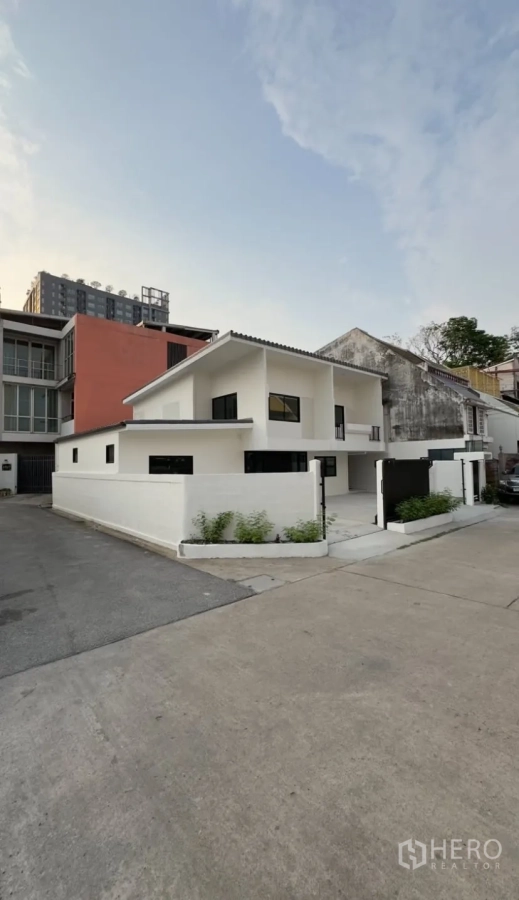 บ้านเดี่ยว for rent in Suan Luang, Bangkok - มุมอาคารภายนอก บ้านเดี่ยวสองชั้นสีขาวรีโนเวทใหม่ พร้อมรั้วและลานจอดรถ