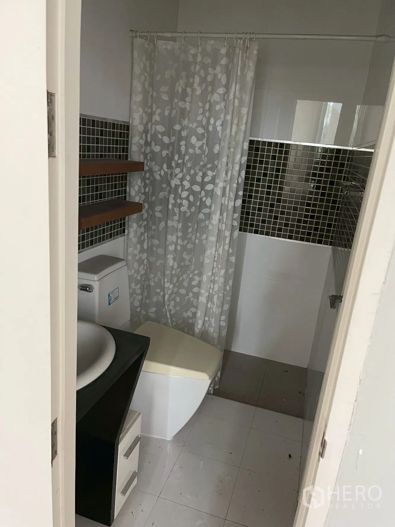 Home Office for rent in Wang Thonglang, Bangkok - Second bathroom with shower curtain, vanity and tiled accent wall.
