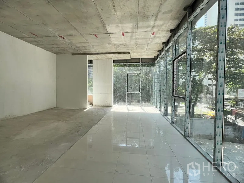 Retail Space for rent in Khlong Toei, Bangkok - Bright corner retail unit with large windows and polished floor overlooking the Sukhumvit area.