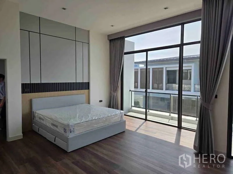 独立式住宅 出租在Bang Phli, Samut Prakan - 主卧大面积落地玻璃，连接阳台。