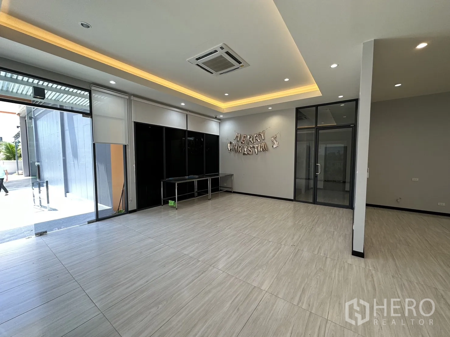 Factory for sale in Lam Luk Ka, Pathum Thani - Reception or showroom with glass frontage and recessed lighting.