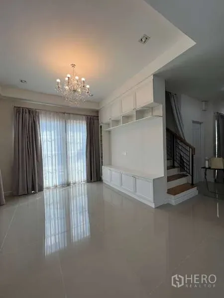 独立式住宅 出租或出售在Khan Na Yao, Bangkok - 楼梯旁用餐区，内置收纳柜，玻璃门通向露台。