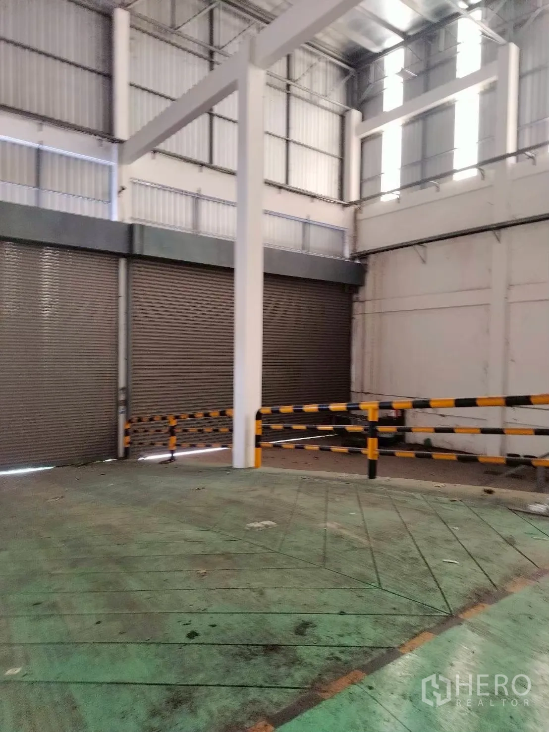 工厂 for sale in Bang Phli, Samut Prakan - 厂房内部挑高空间，设安全防撞栏与多樘大型卷闸装卸门。