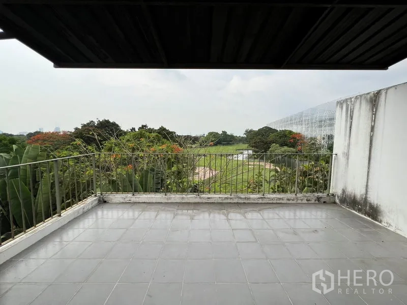 联排别墅 出租在Bang Kapi, Bangkok - 屋顶露台，灰色地砖与开阔绿景。