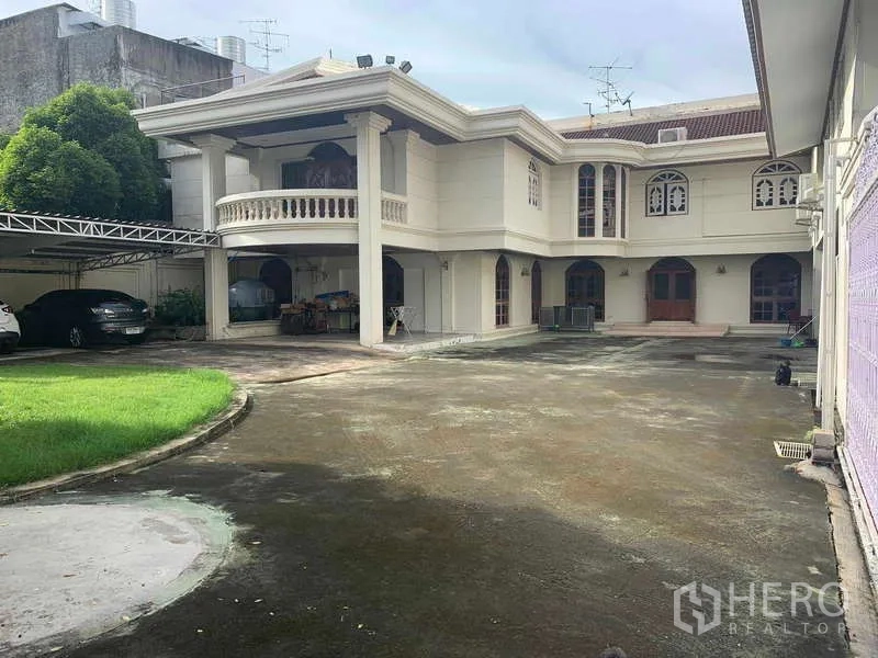 独立式住宅 出售在Huai Khwang, Bangkok - 独立屋正面视角，带遮雨车位与草坪。