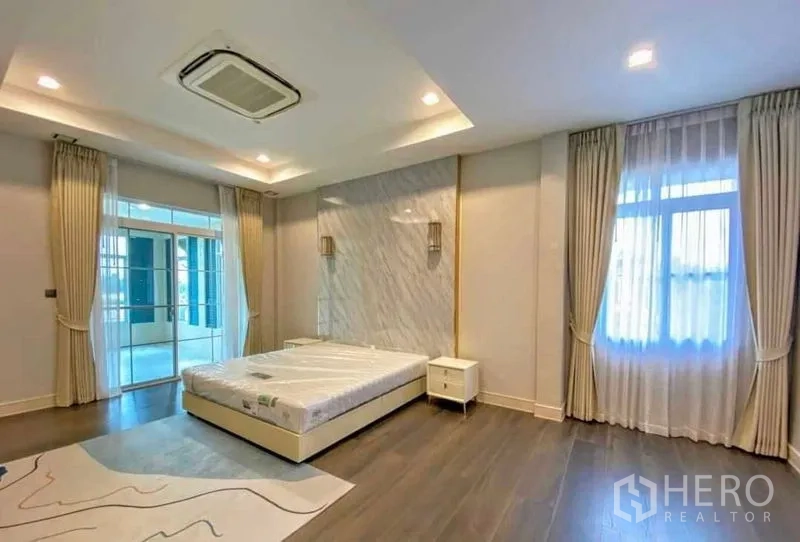独立式住宅 出租在Bang Khen, Bangkok - 主卧，石纹背景墙、吊顶并可通向阳台。