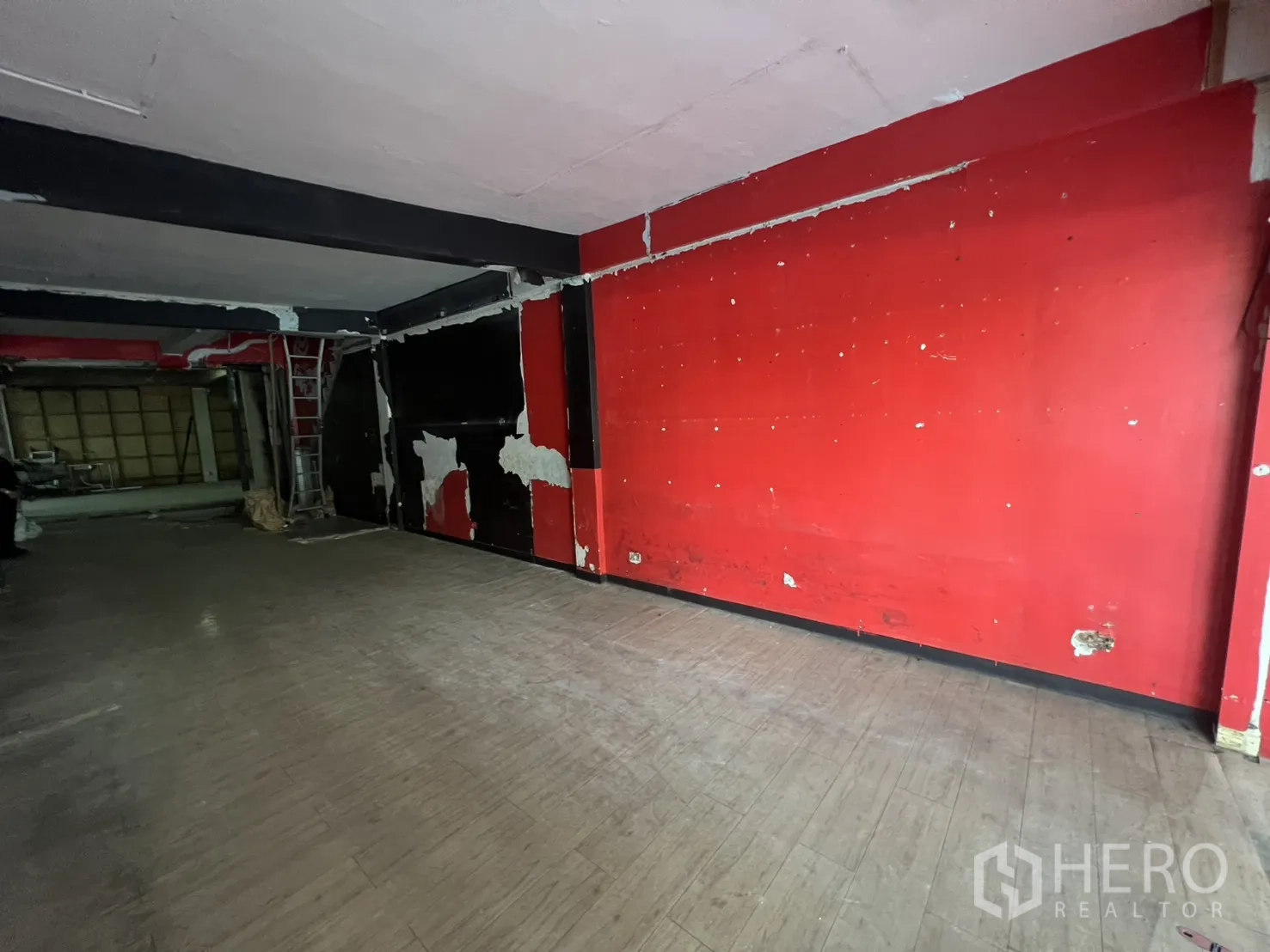 零售空间 for rent in Khlong Toei, Bangkok - 素坤逸临街空置店铺，红黑色墙面与水泥风地面。