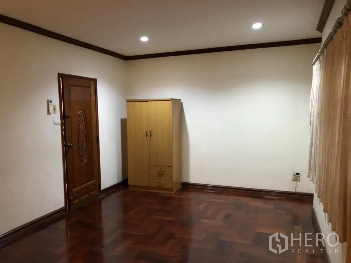 带办公室的家 出租在Phra Khanong, Bangkok - 明亮卧室，嵌灯、衣柜与亮面拼花地板。