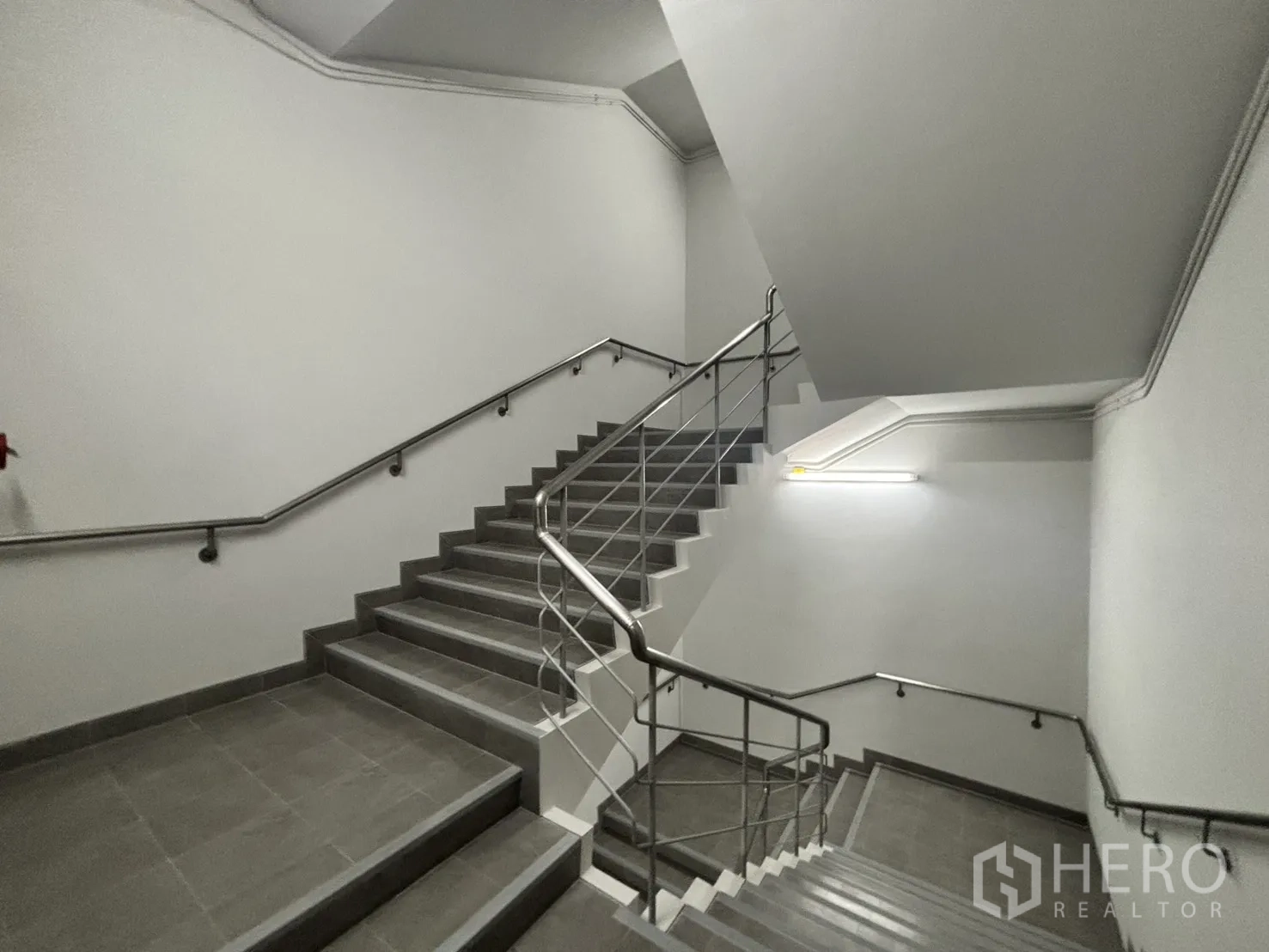 办公空间 出租在Huai Khwang, Bangkok - 应急楼梯间，金属扶手与防滑台阶。