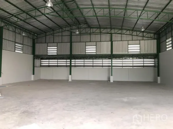 Factory for rent or sale in Khlong Luang, Pathum Thani - Spacious warehouse bay with steel truss roof, ventilation panels and smooth concrete floor.