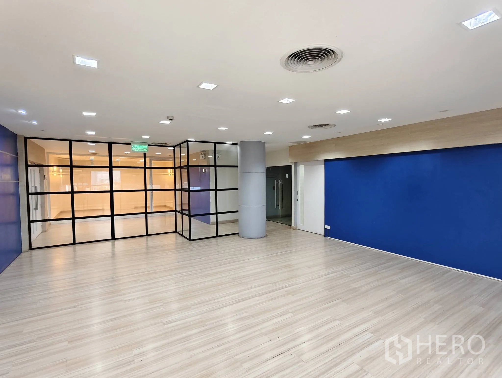 ออฟฟิศ for rent in Lak Si, Bangkok - โถงกว้างกั้นด้วยผนังกระจกกรอบเหล็กและผนังสีน้ำเงิน