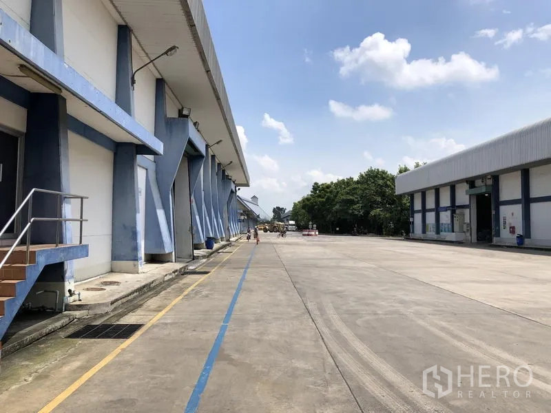 Warehouse for rent in Phra Nakhon Si Ayutthaya - Long driveway between warehouse blocks providing ample trailer circulation space.