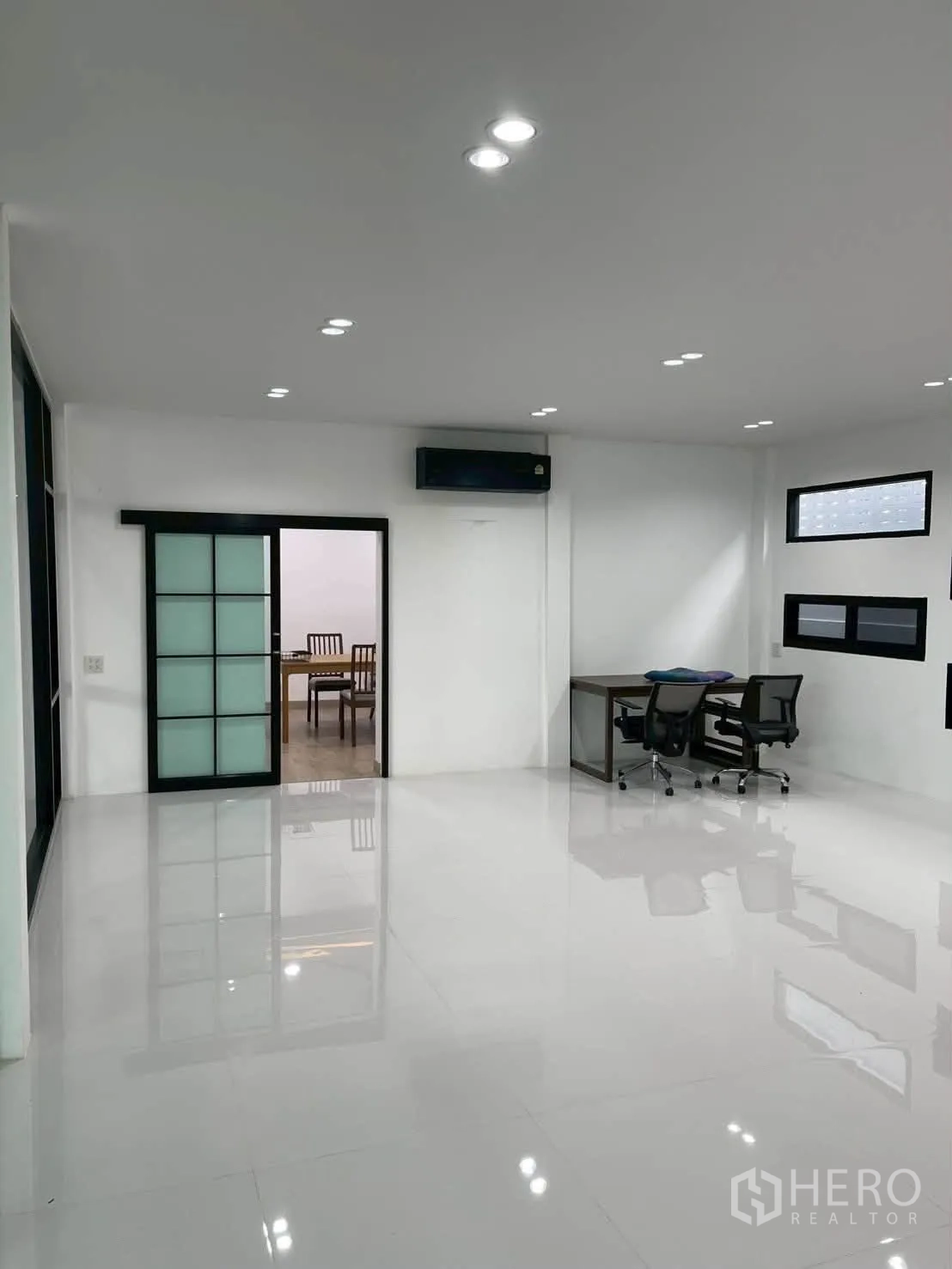 仓库 for rent in Taling Chan, Bangkok - 宽敞办公室空间，带办公桌、滑动门与天花灯。
