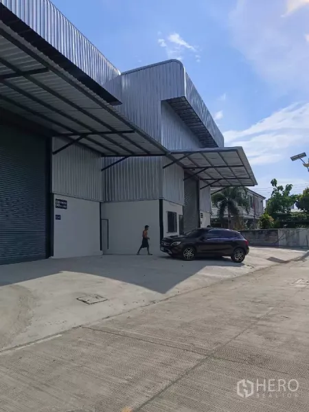 货栈 出租在Bang Phli, Samut Prakan - 金属外墙仓库一排，设有覆盖装卸棚和宽阔车道。