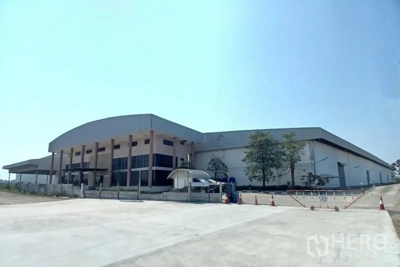 货栈 出租在Bang Pakong, Chachoengsao - Bang Pakong 大型仓库外观，宽阔混凝土场地与安保入口。