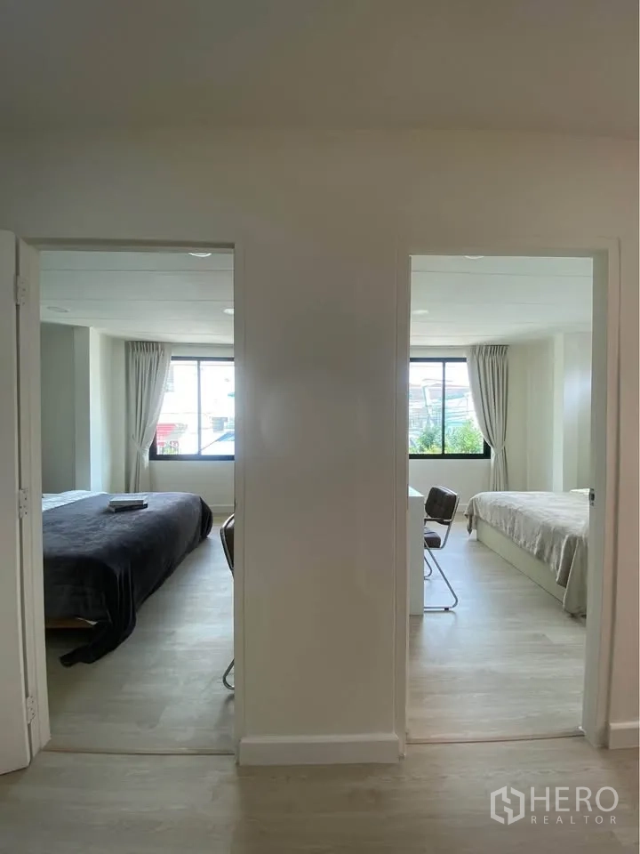 Detached House for rent in Huai Khwang, Bangkok - Hallview to two adjacent bedrooms with big windows and study desks.