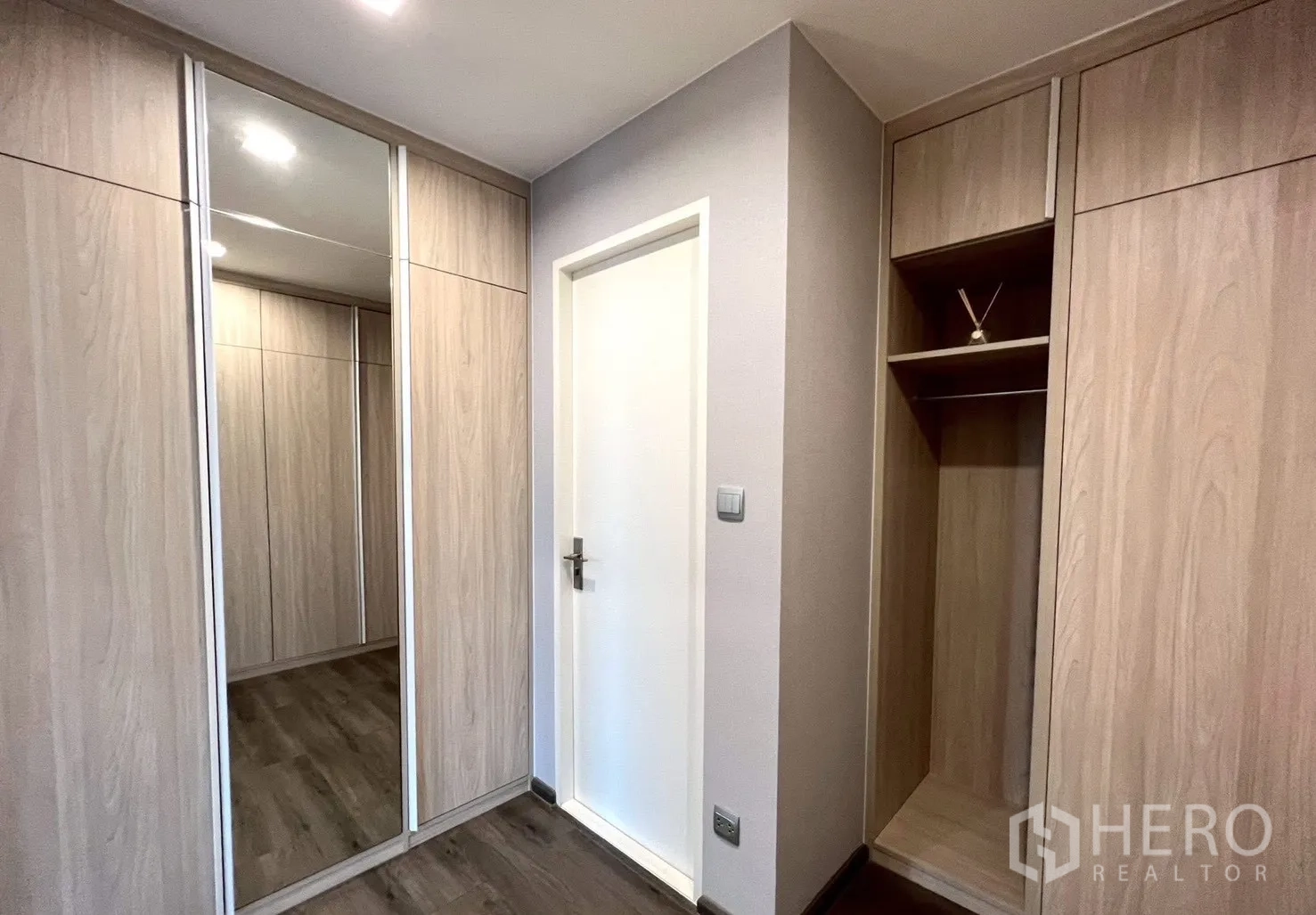 Detached House for rent in Prawet, Bangkok - Bright corner room upstairs with wide windows and sheer curtains