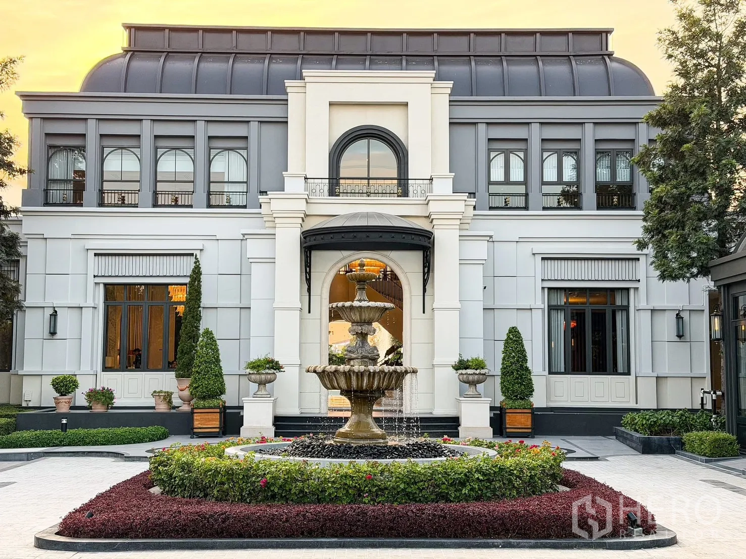 Detached House for rent in Bang Khen, Bangkok - Elegant clubhouse entrance with central fountain, manicured gardens and classic facade.