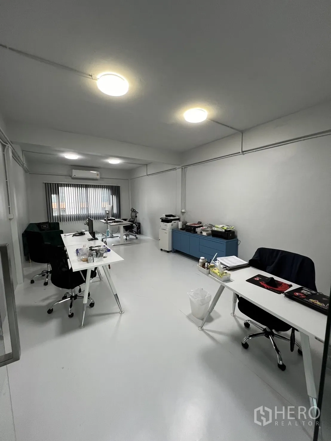 Shophouse for rent or sale in Watthana, Bangkok - Bright office space with multiple desks, storage cabinets and window blinds.