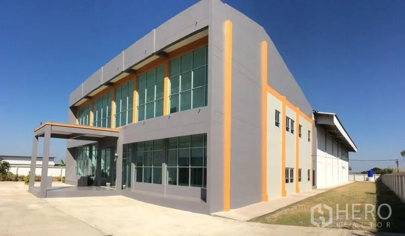 Factory for sale in Bang Sao Thong, Samut Prakan - Landscaped canal and hedge running along the boundary beside the office building.