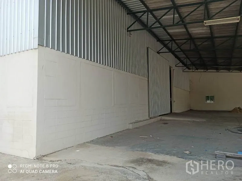 โรงงาน ให้เช่าในMin Buri, Bangkok - พื้นที่ขนถ่ายด้านข้าง ประตูบานสไลด์เหล็ก พร้อมกันสาด