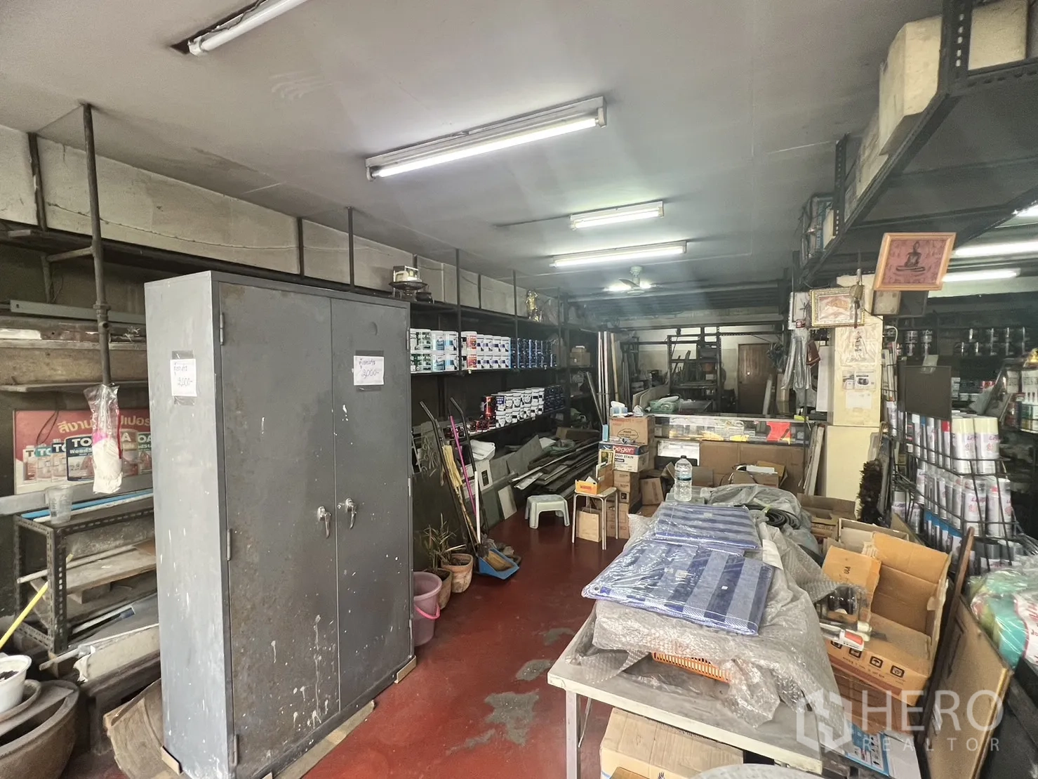 零售空间 出租在Watthana, Bangkok - 一层店面，钢制货架与油漆罐，采光明亮的条形灯