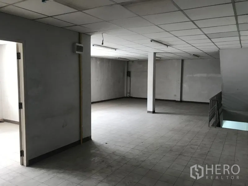 Factory for rent or sale in Krathum Baen, Samut Sakhon - Upper floor office space with tiled floor, drop ceiling and stairwell access.