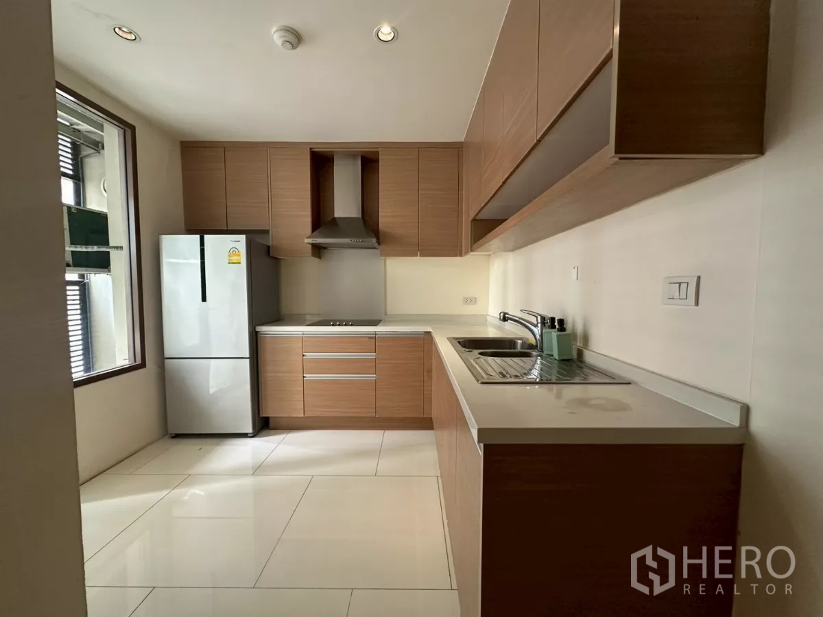 Office Space for rent in Khlong Toei, Bangkok - Fully fitted kitchen with hob, extractor, fridge and ample cabinetry.