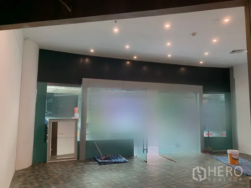 Retail Space for rent in Khlong Toei, Bangkok - Front area of the unit with frosted glass facade and ceiling downlights.