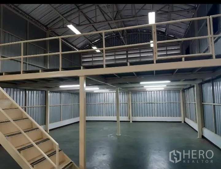 仓库 for rent in Bang Kho Laem, Bangkok - 夹层下方一层区域，立柱与灯光清晰可见。